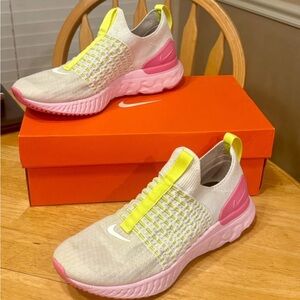 Nike Women's React Phantom Run Fkyknit 2- Size 9.5 White and Pink Sneakers